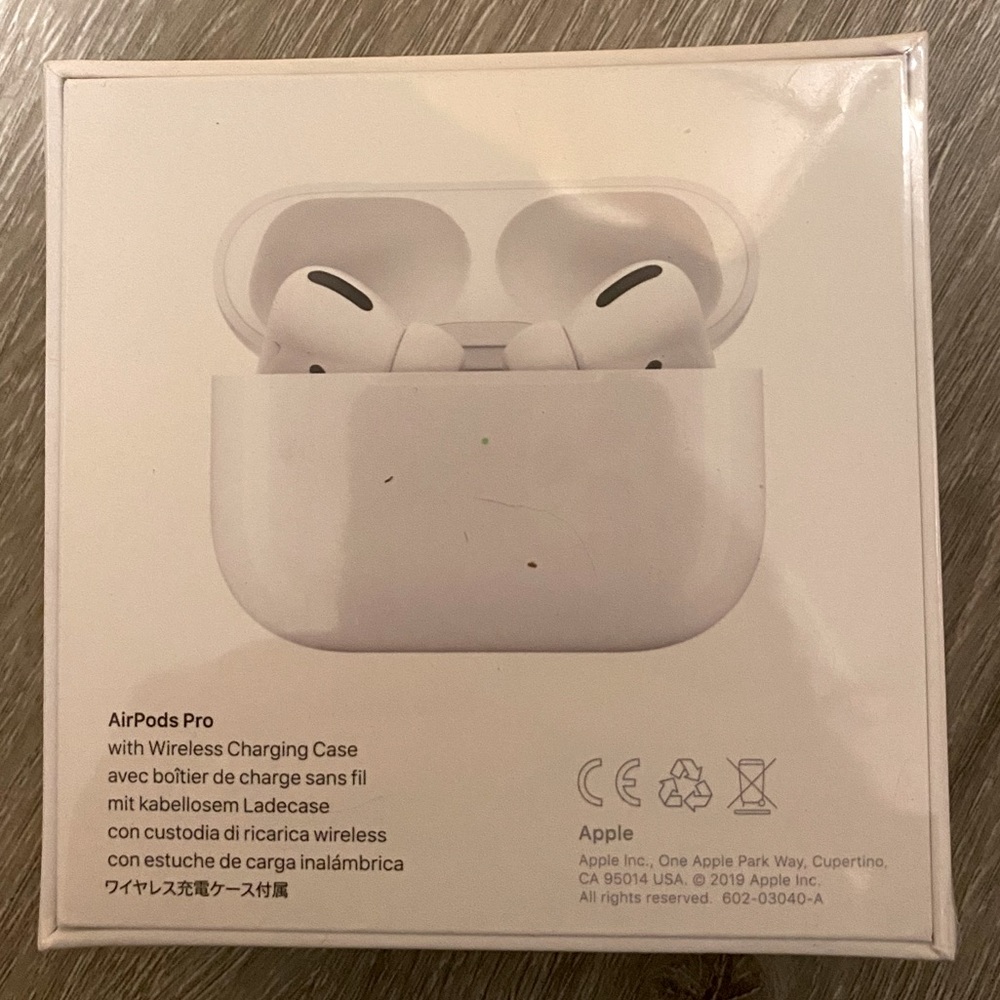 APPLE AirPod Pros with Wireless Charging Case